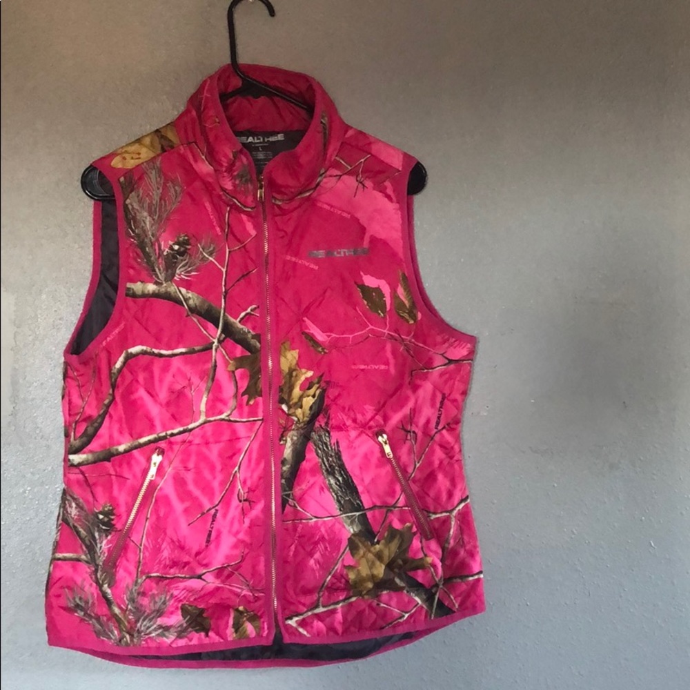 Women’s Pink Realtree camo vest.